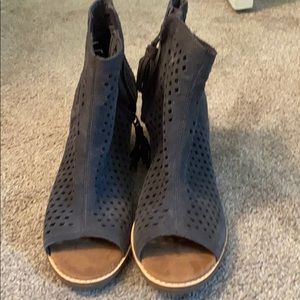 Tom’a booties